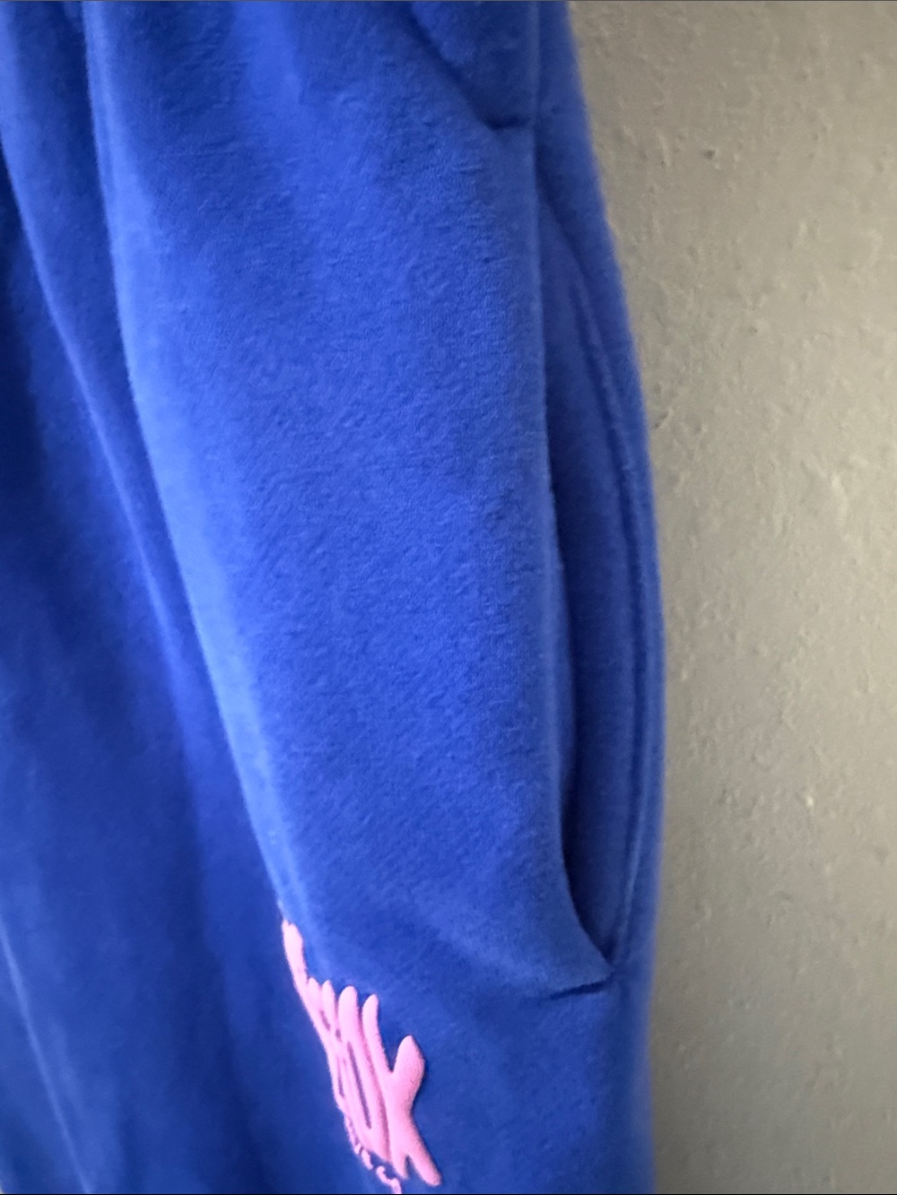 White Fox Archive 6.0 Oversized Hoodie Sweatpants Set in Malibu with Pink Logo - Picture 10 of 12